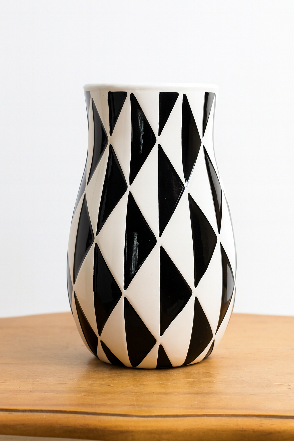 Jarrón de Cerámica con Diseño de Rombos
